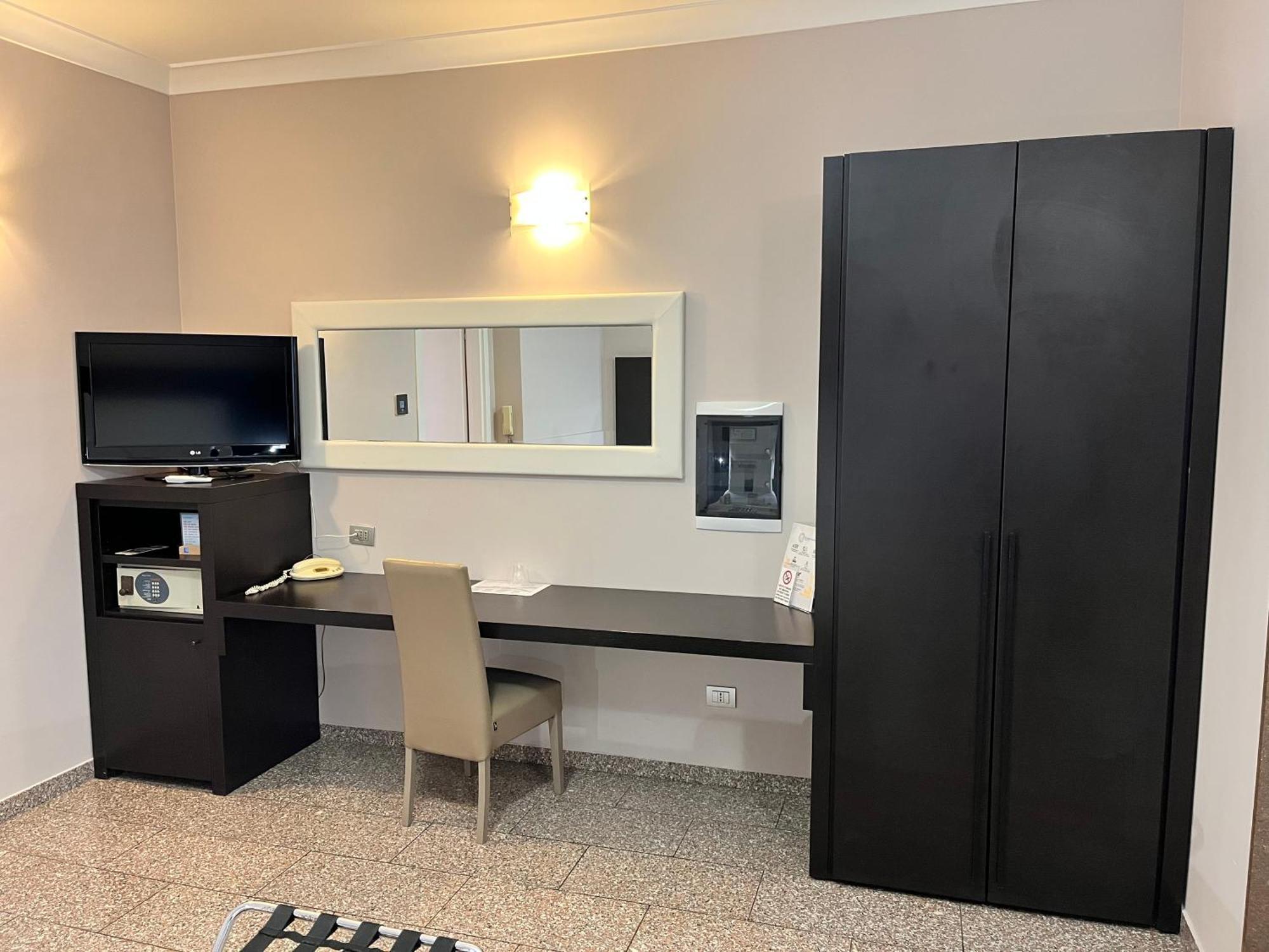 Eh Suites Rome Airport Euro House Hotels Fiumicino Exterior foto